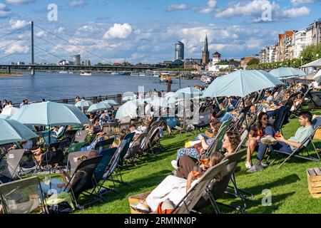 City beach on Mannesmannufer, gastronomy, with sun loungers on the banks of the Rhine, view of the Rhine, summer, NRW, Germany Düsseldorf Stock Photo