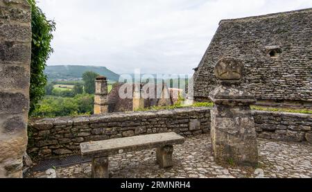 Beynac et Cazenac a Belle village with medieval houses and chateau beynac perched high on the cliffs above the river Dordogne Richard lion heart Stock Photo