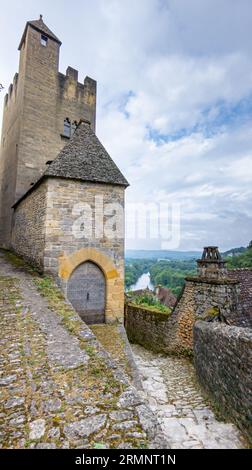 Beynac et Cazenac a Belle village with medieval houses and chateau beynac perched high on the cliffs above the river Dordogne Richard lion heart Stock Photo