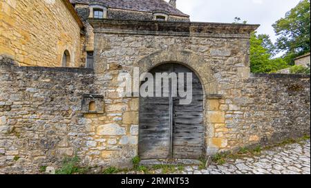 Beynac et Cazenac a Belle village with medieval houses and chateau beynac perched high on the cliffs above the river Dordogne Richard lion heart Stock Photo