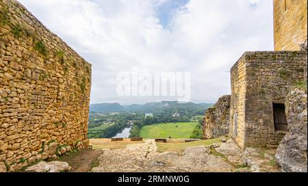 Beynac et Cazenac a Belle village with medieval houses and chateau beynac perched high on the cliffs above the river Dordogne Richard lion heart Stock Photo