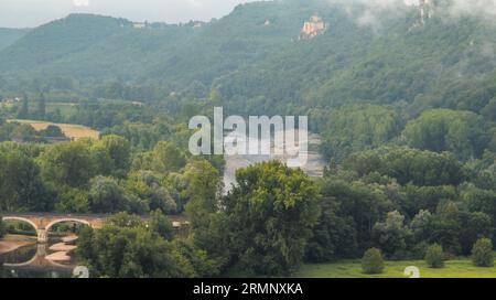 Beynac et Cazenac a Belle village with medieval houses and chateau beynac perched high on the cliffs above the river Dordogne Richard lion heart Stock Photo