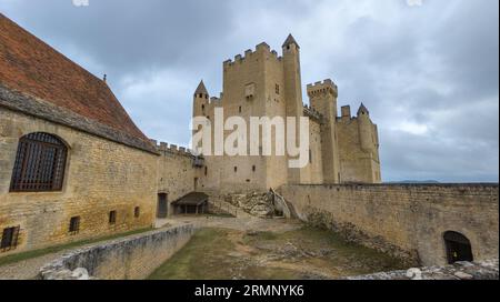 Beynac et Cazenac a Belle village with medieval houses and chateau beynac perched high on the cliffs above the river Dordogne Richard lion heart Stock Photo