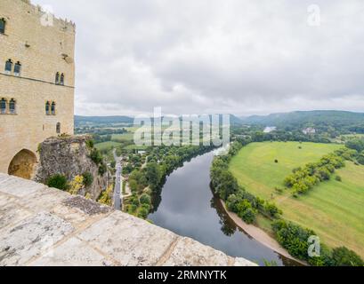 Beynac et Cazenac a Belle village with medieval houses and chateau beynac perched high on the cliffs above the river Dordogne Richard lion heart Stock Photo