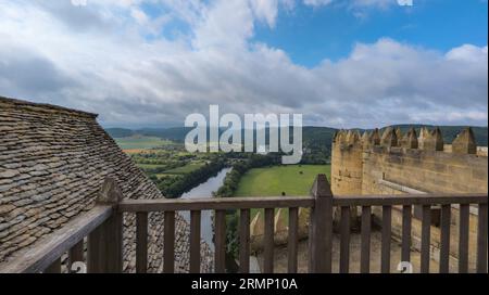 Beynac et Cazenac a Belle village with medieval houses and chateau beynac perched high on the cliffs above the river Dordogne Richard lion heart Stock Photo