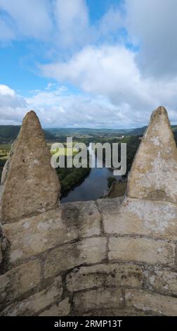 Beynac et Cazenac a Belle village with medieval houses and chateau beynac perched high on the cliffs above the river Dordogne Richard lion heart Stock Photo