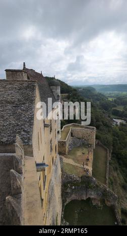 Beynac et Cazenac a Belle village with medieval houses and chateau beynac perched high on the cliffs above the river Dordogne Richard lion heart Stock Photo