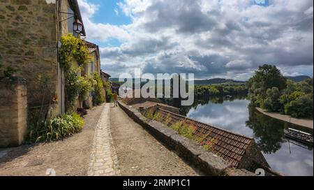 Beynac et Cazenac a Belle village with medieval houses and chateau beynac perched high on the cliffs above the river Dordogne Richard lion heart Stock Photo