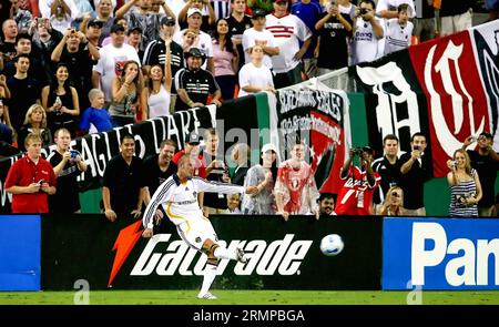 David Beckham takes a free kick for the Los Angeles Galaxy against D.C. United on May 10, 2007 Stock Photo