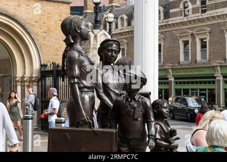 Kindertransport – The Arrival is a bronze memorial sculpture of rescued Jewish children by Frank Meisler outside Liverpool Street station, London, UK Stock Photo