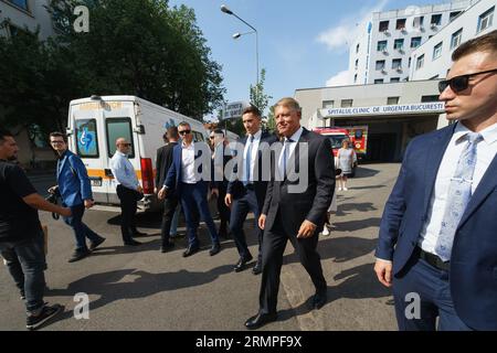 Bucharest, Romania. 28th August, 2023: Klaus Iohannis, the president of Romania, leaves the Bucharest Clinical Emergency Hospital - SCUB Floreasca after visiting the firefighters injured in the fire at an unauthorized LPG station in Crevedia commune, 28 km northeast of Bucharest, where several tankers were located, two of which exploded, killing two people and injuring 58 others, mostly firefighters. Credit: Lucian Alecu/Alamy Live News Stock Photo