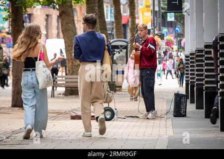 CROYDON, LONDON- AUGUST 29, 2023 Street performer in shopping street scene in Croydon Town Centre Stock Photo
