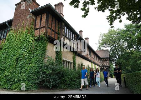 (140726) -- POTSDAM, July 26, 2014 (Xinhua) -- People visit the Cecilienhof Palace in Potsdam, capital of Germany s Brandenburg state, where the Potsdam Proclamation was issued in 1945, July 26, 2014. Saturday marks the 69th anniversary of the July 26, 1945 Potsdam Proclamation demanding Japan s unconditional surrender to the Allies at the end of World War II, in the wake of its wartime aggression. (Xinhua/Liu Yinan) GERMANY-POTSDAM-POTSDAM PROCLAMATION-ANNIVERSARY PUBLICATIONxNOTxINxCHN   Potsdam July 26 2014 XINHUA Celebrities Visit The Cecilienhof Palace in Potsdam Capital of Germany S Bran Stock Photo