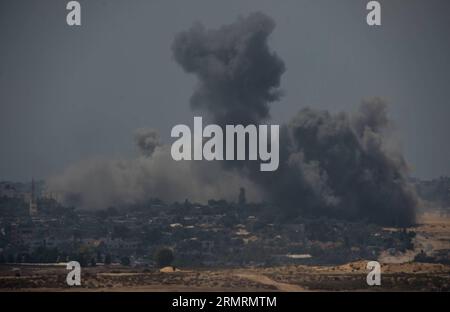 (140727) -- GAZA BORDER, July 27, 2014 (Xinhua) -- Smoke rises following Israeli airstrikes in northern Gaza Strip seen from Sderot, south Israel bordering the Gaza Strip, on July 27, 2014. UN Secretary-General Ban Ki-moon on Sunday urged in the strongest terms both the Israelis and Palestinians to extend, for an additional 24 hours, the humanitarian cease-fire that was in effect and mostly observed until early in the day. (Xinhua/Li Rui) MIDEAST-GAZA-AIRSTRIKES-UN CHIEF-HUMANITARIAN TRUCE-URGING PUBLICATIONxNOTxINxCHN   Gaza Border July 27 2014 XINHUA Smoke Rises following Israeli Airstrike i Stock Photo