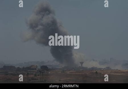 (140727) -- GAZA BORDER, July 27, 2014 (Xinhua) -- Smoke rises following Israeli airstrikes in northern Gaza Strip seen from Sderot, south Israel bordering the Gaza Strip, on July 27, 2014. UN Secretary-General Ban Ki-moon on Sunday urged in the strongest terms both the Israelis and Palestinians to extend, for an additional 24 hours, the humanitarian cease-fire that was in effect and mostly observed until early in the day. (Xinhua/Li Rui) MIDEAST-GAZA-AIRSTRIKES-UN CHIEF-HUMANITARIAN TRUCE-URGING PUBLICATIONxNOTxINxCHN   Gaza Border July 27 2014 XINHUA Smoke Rises following Israeli Airstrike i Stock Photo