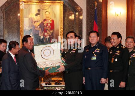 (140729) -- BANGKOK, July 29, 2014 (Xinhua) -- Thai Army Chief Gen. Prayuth Chan-ocha (4th R, front) meets with visiting Cambodian Deputy Prime Minister and Defense Minister Tea Banh (3rd L, front) at Royal Thai Army headquarters in Bangkok, Thailand, July 29, 2014. Cambodian Deputy Prime Minister and Defense Minister Tea Banh is on a two-day visit in Thailand to strengthen bilateral ties and cooperation. (Xinhua/Rachen Sageamsak/Photo by Thai Army) THAILAND-BANGKOK-CAMBODIA-VISIT PUBLICATIONxNOTxINxCHN   Bangkok July 29 2014 XINHUA Thai Army Chief Gen Prayuth Chan OCHA 4th r Front Meets With Stock Photo