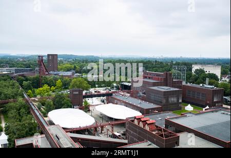 (230830) -- FRANKFURT, Aug. 30, 2023 (Xinhua) -- Buildings are seen at the Zollverein coal mine industrial complex in Essen, Germany, Aug. 16, 2023.  From the Ruhr area in Germany to the Shougang industrial park in Beijing, one after another steel 'giants' stand as witnesses to the development process of human civilization.     The Ruhr area in Germany is a significant industrial zone in Europe, once a coal and steel production hub for Germany. The Zollverein coal mine industrial complex in Essen was one of the world's largest coal mines from the late 19th to the early 20th century. With Germa Stock Photo