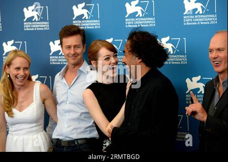 (140827) -- VENICE, Aug. 27, 2014 -- Director Alejandro Gonzalez Inarritu (2nd R) poses with actors Amy Ryan (L), Edward Norton (2nd L), Emma Stone (3rd L), and Michael Keaton (R) during the photo call for the movie Birdman at the 71st Venice Film Festival August 27, 2014. ) ITALY-VENICE-FILM FESTIVAL-BIRDMAN-PHOTOCALL LiuxLihang PUBLICATIONxNOTxINxCHN   140827 Venice Aug 27 2014 Director Alejandro Gonzalez Inarritu 2nd r Poses With Actors Amy Ryan l Edward Norton 2nd l Emma Stone 3rd l and Michael Keaton r during The Photo Call for The Movie Birdman AT The 71st Venice Film Festival August 27 Stock Photo