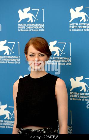 (140827) -- VENICE, Aug. 27, 2014 -- Actress Emma Stone poses during the photo call for the movie Birdman at the 71st Venice Film Festival August 27, 2014. ) ITALY-VENICE-FILM FESTIVAL-BIRDMAN-PHOTOCALL LiuxLihang PUBLICATIONxNOTxINxCHN   Venice Aug 27 2014 actress Emma Stone Poses during The Photo Call for The Movie Birdman AT The 71st Venice Film Festival August 27 2014 Italy Venice Film Festival Birdman photo call  PUBLICATIONxNOTxINxCHN Stock Photo