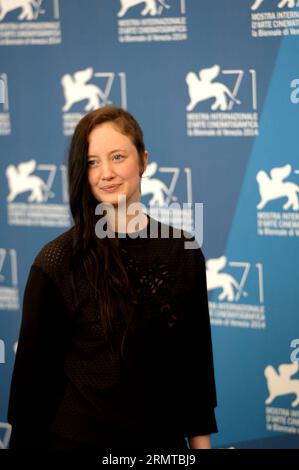 (140827) -- VENICE, Aug. 27, 2014 -- Actress Andrea Riseborough poses during the photo call for the movie Birdman at the 71st Venice Film Festival August 27, 2014. ) ITALY-VENICE-FILM FESTIVAL-BIRDMAN-PHOTOCALL LiuxLihang PUBLICATIONxNOTxINxCHN   Venice Aug 27 2014 actress Andrea Riseborough Poses during The Photo Call for The Movie Birdman AT The 71st Venice Film Festival August 27 2014 Italy Venice Film Festival Birdman photo call  PUBLICATIONxNOTxINxCHN Stock Photo