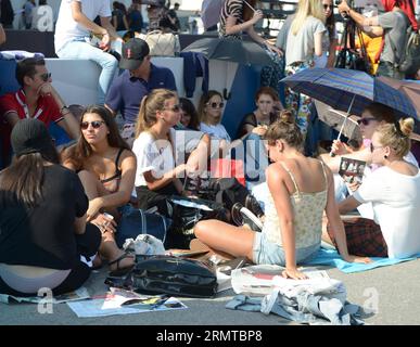 (140827) -- VENICE, Aug. 27, 2014 -- People wait for the opening ceremony of the 71st Venice International Film Festival on the Lido Island of Venice, Italy, Aug. 27, 2014. The film festival kicked off on Wednesday. ) ITALY-VENICE-FILM FESTIVAL-OPENING-PEOPLE LiuxLihang PUBLICATIONxNOTxINxCHN   Venice Aug 27 2014 Celebrities Wait for The Opening Ceremony of The 71st Venice International Film Festival ON The Lido Iceland of Venice Italy Aug 27 2014 The Film Festival kicked off ON Wednesday Italy Venice Film Festival Opening Celebrities  PUBLICATIONxNOTxINxCHN Stock Photo