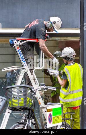 Two workers selecting tools for job - Tours, Indre-et-Loire (37), France. Stock Photo