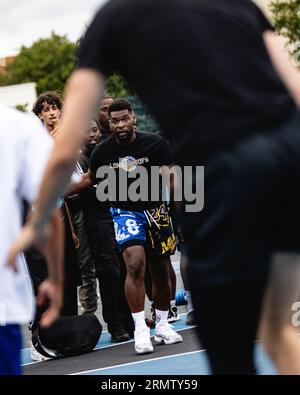 ahead of the Big 3 event at the o2 arena, Ryan Carter (the Hezigod) and Gerald Green attend a pick up game at the blue cage basketball curts, Deptford, London. Hezigod plays in one of the teams. copyright caroljmoir/alamy Stock Photo