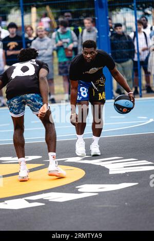 ahead of the Big 3 event at the o2 arena, Ryan Carter (the Hezigod) and Gerald Green attend a pick up game at the blue cage basketball curts, Deptford, London. Hezigod plays in one of the teams. copyright caroljmoir/alamy Stock Photo