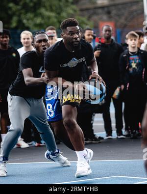 ahead of the Big 3 event at the o2 arena, Ryan Carter (the Hezigod) and Gerald Green attend a pick up game at the blue cage basketball curts, Deptford, London. Hezigod plays in one of the teams. copyright caroljmoir/alamy Stock Photo