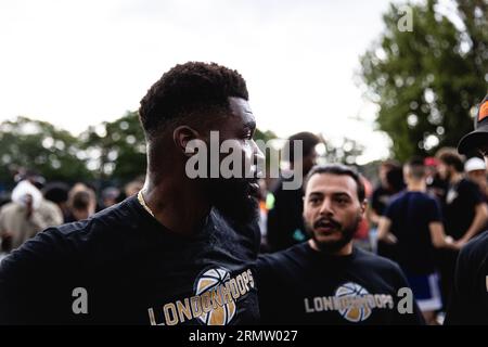 ahead of the Big 3 event at the o2 arena, Ryan Carter (the Hezigod) and Gerald Green attend a pick up game at the blue cage basketball curts, Deptford, London. Hezigod plays in one of the teams. copyright caroljmoir/alamy Stock Photo