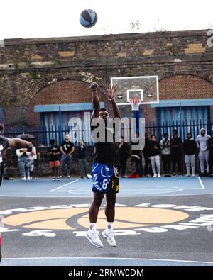 ahead of the Big 3 event at the o2 arena, Ryan Carter (the Hezigod) and Gerald Green attend a pick up game at the blue cage basketball curts, Deptford, London. Hezigod plays in one of the teams. copyright caroljmoir/alamy Stock Photo