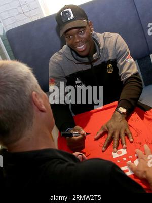 Okinawa, Japan. 30th Aug, 2023. Dennis Schroeder signs an autograph for a fan during a meeting of the German national basketball team with fans. The German basketball players are enjoying a day off at the World Basketball Championships on Wednesday. Credit: Matthias Stickel/dpa/Alamy Live News Stock Photo