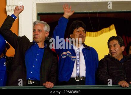 Bolivian President Evo Morales (2nd R) waves to supporters in La Paz Oct. 12, 2014. Exit polls showed Evo Morales has won Sunday s presidential election. ) (da) BOLIVIA-LA PAZ-POLITICS-ELECTIONS DavidxdexlaxPaz PUBLICATIONxNOTxINxCHN   Bolivian President Evo Morales 2nd r Waves to Supporters in La Paz OCT 12 2014 Exit Polls showed Evo Morales has Won Sunday S Presidential ELECTION there Bolivia La Paz POLITICS Elections  PUBLICATIONxNOTxINxCHN Stock Photo
