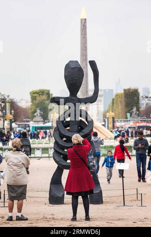 (141023) -- PARIS, Oct. 23, 2014 -- People gather around a piece of art entitled Louise Fuller by Georg Baselitz which is displayed at the outside the walls exhibition of the 41st International Contemporary Art Fair (FIAC) in the Tuilleries Garden in Paris, France, Oct. 23, 2014. The FIAC runs from Oct. 23 to Oct. 26. ) FRANCE-PARIS-FIAC-OPEN EtienexLaurent PUBLICATIONxNOTxINxCHN   Paris OCT 23 2014 Celebrities gather Around a Piece of Art entitled Louise Fuller by Georg Baselitz Which IS displayed AT The outside The Walls Exhibition of The 41st International Contemporary Art Fair FIAC in The Stock Photo