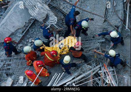 (141031) -- JAKARTA, Oct. 31, 2014 -- Rescuers transfer the body of a victim during an operation in Jakarta, Indonesia, Oct. 31, 2014. It is believed that an archive building collapsed on Friday morning, causing four construction workers died, five workers seriously injured and two members of a rescue team slightly injured when searching victims. ) INDONESIA-JAKARTA-BUILDING COLLAPSE VerixSanovri PUBLICATIONxNOTxINxCHN   Jakarta OCT 31 2014 Rescue Transfer The Body of a Victim during to Operation in Jakarta Indonesia OCT 31 2014 IT IS believed Thatcher to Archives Building Collapsed ON Friday Stock Photo