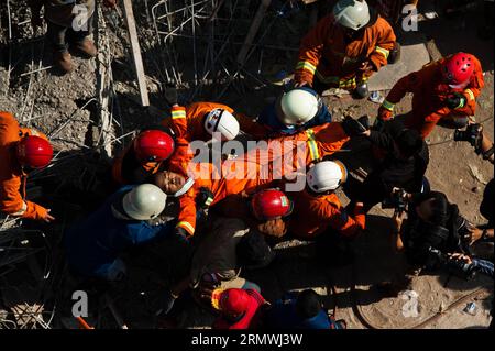(141031) -- JAKARTA, Oct. 31, 2014 -- Rescuers transfer their teammate during an operation in Jakarta, Indonesia, Oct. 31, 2014. It is believed that an archive building collapsed on Friday morning, causing four construction workers died, five workers seriously injured and two members of a rescue team slightly injured when searching victims. ) INDONESIA-JAKARTA-BUILDING COLLAPSE VerixSanovri PUBLICATIONxNOTxINxCHN   Jakarta OCT 31 2014 Rescue Transfer their teammate during to Operation in Jakarta Indonesia OCT 31 2014 IT IS believed Thatcher to Archives Building Collapsed ON Friday Morning caus Stock Photo