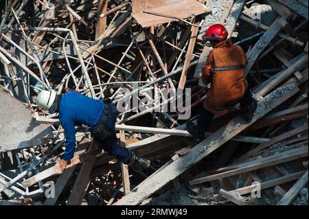 (141031) -- JAKARTA, Oct. 31, 2014 -- Rescuers search for victims during an operation in Jakarta, Indonesia, Oct. 31, 2014. It is believed that an archive building collapsed on Friday morning, causing four construction workers died, five workers seriously injured and two members of a rescue team slightly injured when searching victims. ) INDONESIA-JAKARTA-BUILDING COLLAPSE VerixSanovri PUBLICATIONxNOTxINxCHN   Jakarta OCT 31 2014 Rescue Search for Victims during to Operation in Jakarta Indonesia OCT 31 2014 IT IS believed Thatcher to Archives Building Collapsed ON Friday Morning causing Four C Stock Photo