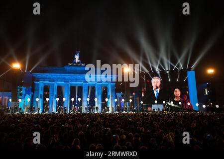 AKTUELLES ZEITGESCHEHEN 25 Jahre Mauerfall, Gedenkfeier am Brandenburger Tor - A celebration is held to mark the 25th anniversary of the fall of the Berlin Wall in front of the Brandenburg Gate in Berlin, Germany, Nov. 9, 2014. ) GERMANY-BERLIN-FALL OF BERLIN WALL-COMMEMORATION zhangxfan PUBLICATIONxNOTxINxCHN   News Current events 25 Years Wall case Memorial at Brandenburg goal a Celebration IS Hero to Mark The 25th Anniversary of The Case of The Berlin Wall in Front of The Brandenburg Gate in Berlin Germany Nov 9 2014 Germany Berlin Case of Berlin Wall Commemoration  PUBLICATIONxNOTxINxCHN Stock Photo