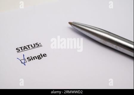 Blank sheet with text Status and word Single flagged. Condition of single people. Stock Photo