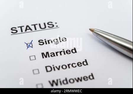 Blank sheet with text Status and word Single flagged. Condition of single people. Stock Photo