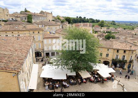 Saint-Émilion. Village, architecture, vin, tourisme et touristes. Le village de Saint-Émilion est classé parmi les plus beaux villages de France. Sain Stock Photo