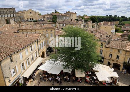 Saint-Émilion. Village, architecture, vin, tourisme et touristes. Le village de Saint-Émilion est classé parmi les plus beaux villages de France. Sain Stock Photo