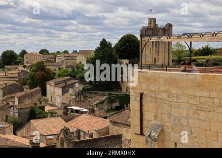 Saint-Émilion. Village, architecture, vin, tourisme et touristes. Le village de Saint-Émilion est classé parmi les plus beaux villages de France. Sain Stock Photo