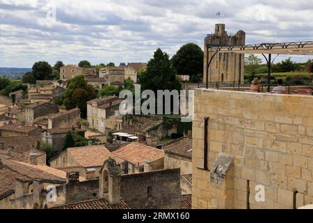 Saint-Émilion. Village, architecture, vin, tourisme et touristes. Le village de Saint-Émilion est classé parmi les plus beaux villages de France. Sain Stock Photo