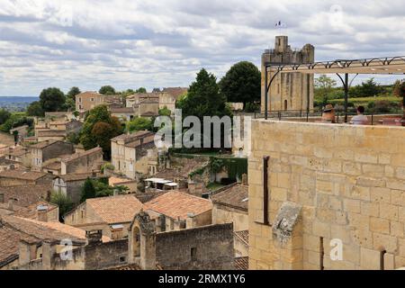 Saint-Émilion. Village, architecture, vin, tourisme et touristes. Le village de Saint-Émilion est classé parmi les plus beaux villages de France. Sain Stock Photo