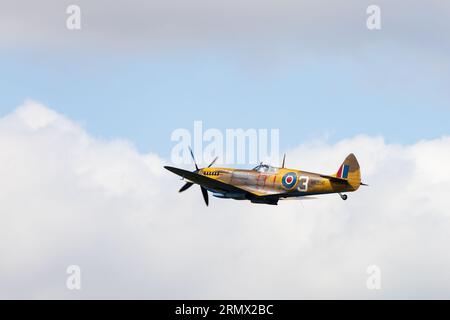 WW2 fighter, Supermarine, Spitfire Mk1Xe, Low level, MK356 of the Battle of Britain Memorial Flight, RAF. Flying at RAF Syerston, England. The aircraf Stock Photo