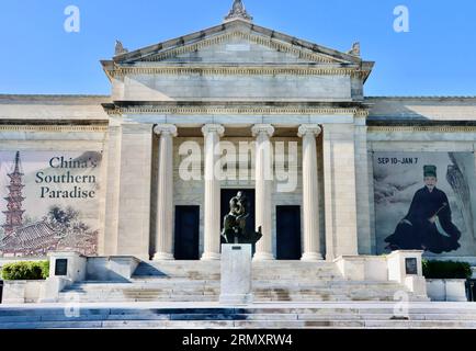 China's Southern Paradise exposition advertising at the wall of Cleveland Museum of Art at University Circle in Cleveland, Ohio. Stock Photo