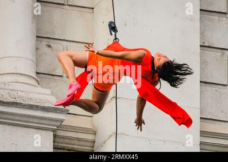 London, UK, 30th Aug 2023. Performers from BANDALOOP in the final dress rehearsal for RESURGAM, a vertical dance on the facade of St Pauls Cathedral, co-produced by the City of London Corporation for St Bartholomew Fair and part of Greenwich + Docklands International Festival (GDIF). The performance tomorrow evening will be a world premiere by the American dance company.Credit: Imageplotter/Alamy Live News Stock Photo