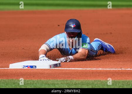 Toronto Blue Jays second baseman Davis Schneider (11) steams third