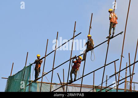 Mumbai, Maharashtra, India. 30th Aug, 2023. Labourers standing on scaffoldings are seen working at a construction site in Mumbai. (Credit Image: © Ashish Vaishnav/SOPA Images via ZUMA Press Wire) EDITORIAL USAGE ONLY! Not for Commercial USAGE! Stock Photo